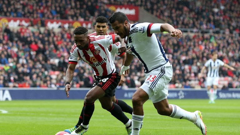 Salomon Rondon of West Bromwich Albion and Jermain Defoe of Sunderland compete for the ball 