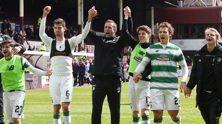 Ronny Deila (centre) celebrates with his Celtic players after the win over Hearts