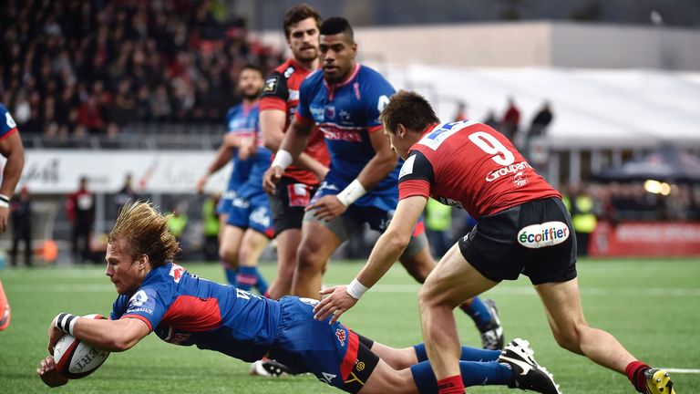 Grenoble scrum-half Charl Mcleod scores a try against Oyonnax