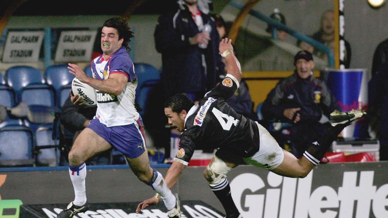 Brian Carney beats Clinton Toopi of New Zealand to score a try for Great Britain and Ireland in the 2005 Tri Nations