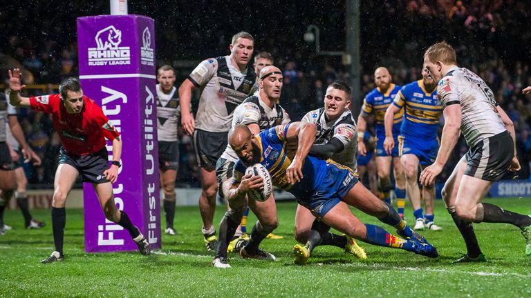 Jamie Jones-Buchanan scores a crucial try against Hull FC