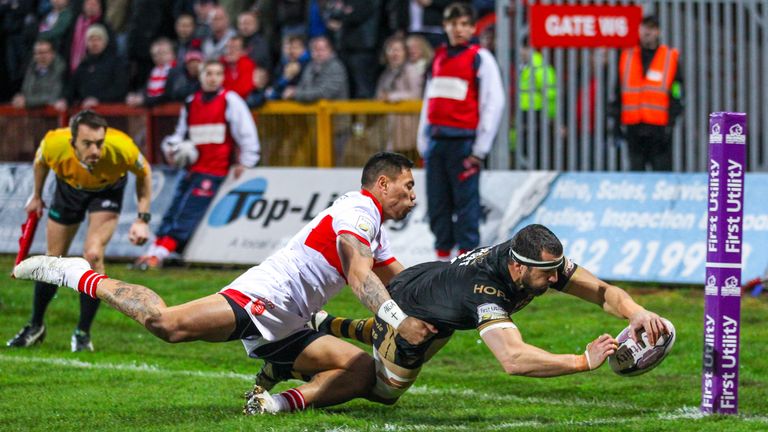 Vincent Duport scores a try against Hull KR