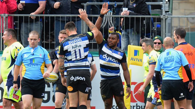 Semesa Rokoduguni celebrates with Matt Banahan after scoring Bath's third try