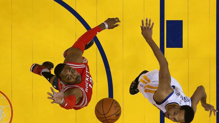 Shaun Livingston of the Golden State Warriors shoots over Dwight Howard of the Houston Rockets