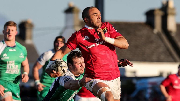 Simon Zebo looks to get away from  Robbie Henshaw