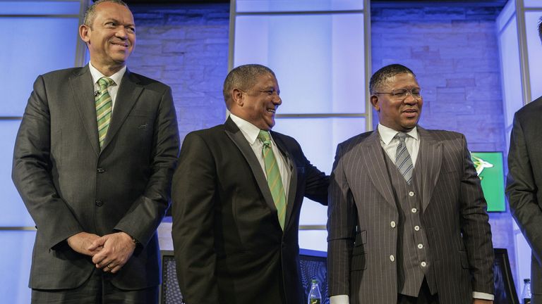 Springboks coach Allister Coetzee flanked by SARU president Oregan Hoskins (L) and South African minister for Sport and Culture Fikile Mbalula (R) 