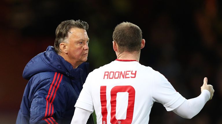 Wayne Rooney of Manchester United talks to Louis van Gaal