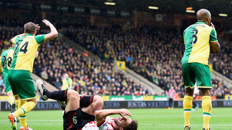 Norwich City's Andre Wisdom (right) fouls Sunderland's Fabio Borini in the box and concedes a penalty