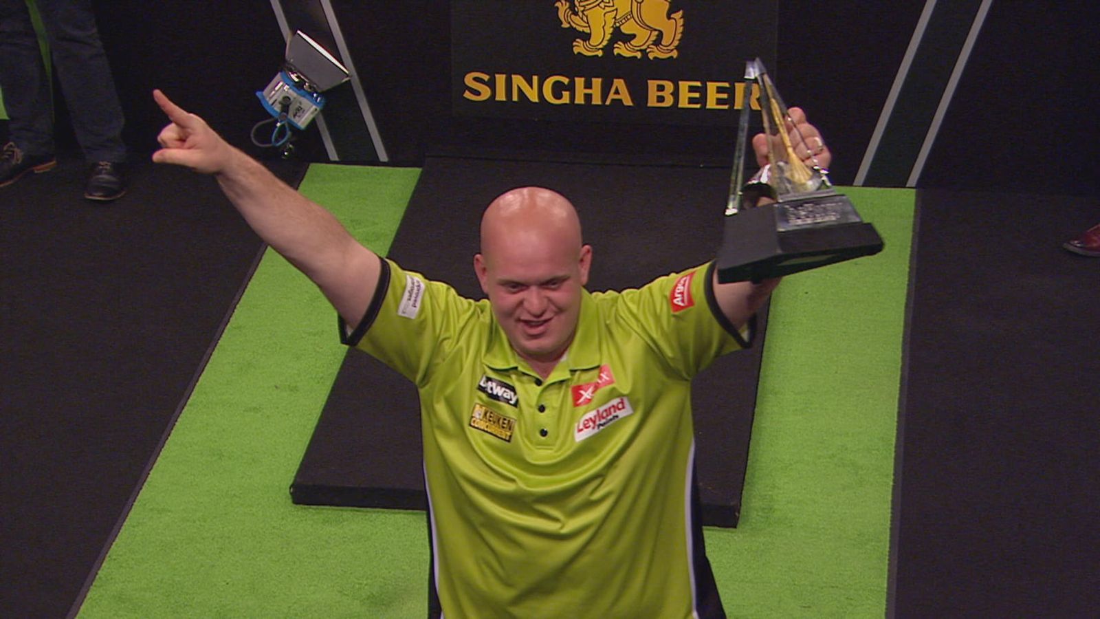 Michael van Gerwen to face Peter Wright in Masters opener in Dubai