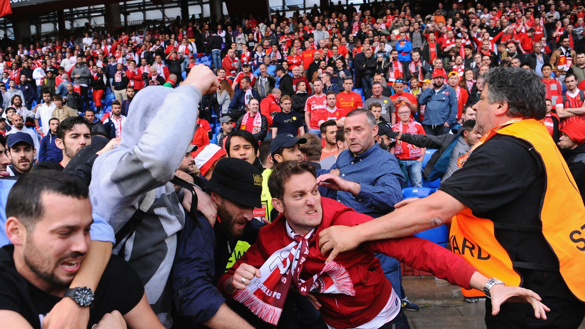 Football fights. Драка болельщиков. Фанаты Севильи. Ливерпуль драка. Болельщики боев.