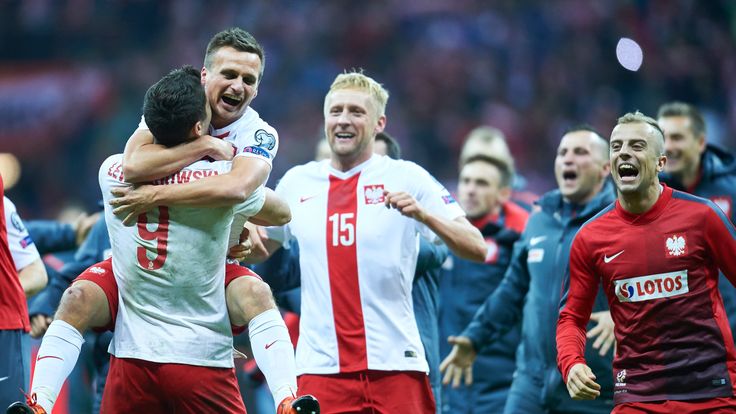 Poland celebrate their qualification for Euro 2016