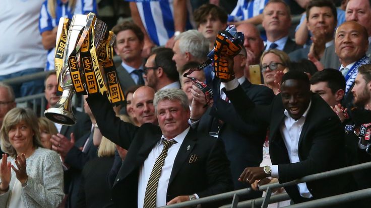 LONDON, ENGLAND - MAY 28:  Steve Bruce, manager of Hull City lifts the trophy after victory in the Sky Bet Championship Play Off Final match between Hull C