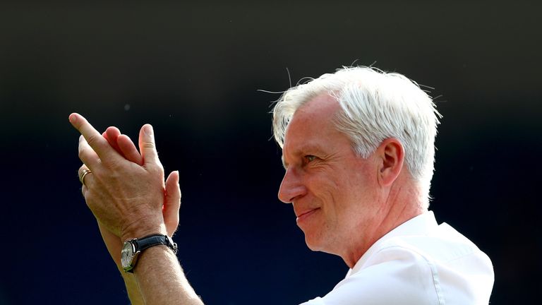 LONDON, ENGLAND - MAY 07:  Alan Pardew of Crystal Palace waves to fans during the end of season lap of honour during the Barclays Premier League match betw