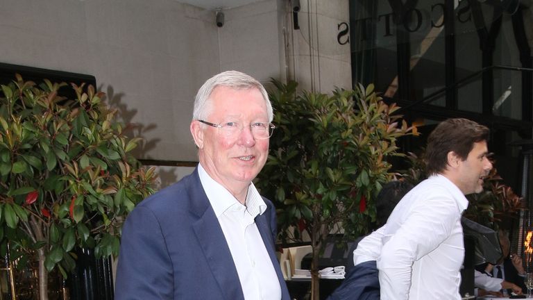 SIR ALEX FERGUSON SEEN LEAVING SCOTTS RESTAURANT IN MAYFAIR LONDON AFTER HAVING LUNCH. TUESDAY 10TH MAY 2016 - MAGICMOMENTSUK - 07753 30 30 77