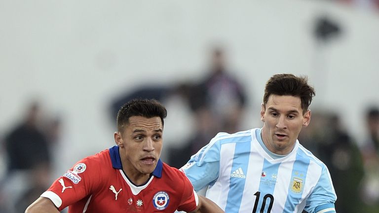 Chile's forward Alexis Sanchez (L) vies for the ball with Argentina's forward Lionel Messi during their 2015 Copa America final football match in Santiago