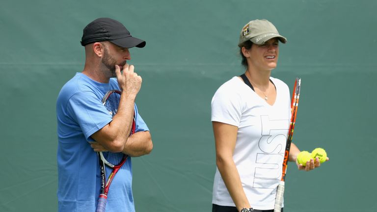 Amelie Mauresmo (r) with Jamie Delgado  during a training session with Murray