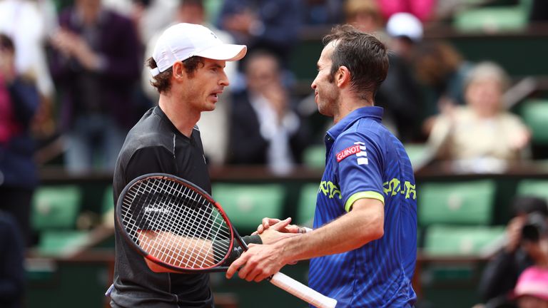  Andy Murray talks with Radek Stepanek