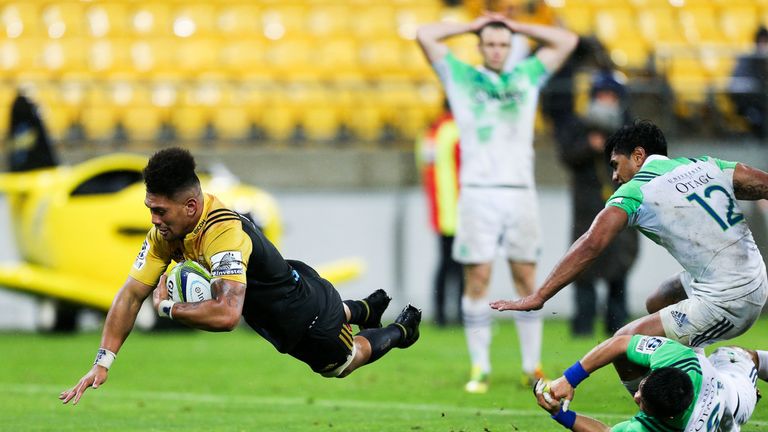 WELLINGTON, NEW ZEALAND - MAY 27:  Ardie Savea of the Hurricanes scores the match-winning try during the round 14 Super Rugby match between the Hurricanes 