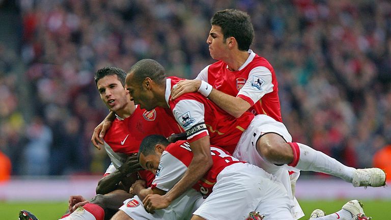 Arsenal's Dutch striker Robin van Persie celebrates his goal against Everton with team-mates Theo Walcott, Thierry Henry and Cesc Fabregas in 2006