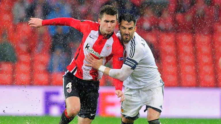 Athletic Bilbao's French defender Aymeric Laporte (L) vies with Valencia's forward Alvaro Negredo 