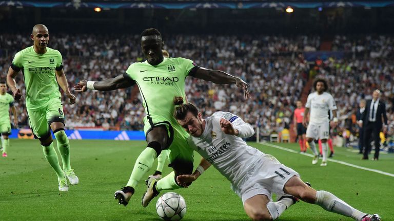 Manchester City's French defender Bacary Sagna (L) vies with Real Madrid's Welsh forward Gareth Bale during the UEFA Champions League semi-final