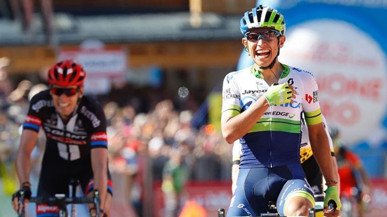 Il colombiano Esteban Chaves taglia il traguardo della 14.a tappa del Giro (getty)