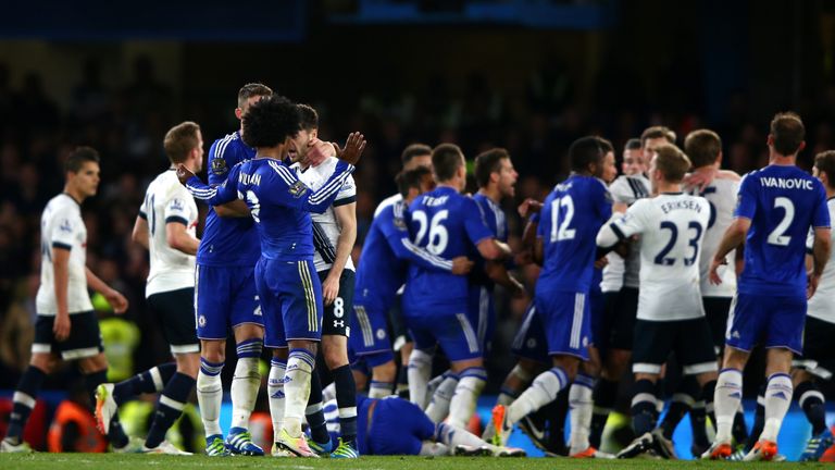 LONDON, ENGLAND - MAY 02:  Gary Cahill of Chelsea steps in to separate the warring Ryan Mason of Tottenham Hotspur and Willian of Chelsea during the Barcla