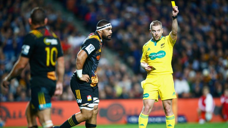 The Chiefs' Maama Vaipulu is sent to the sinbin 