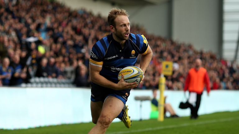 WORCESTER, ENGLAND - NOVEMBER 07:  Chris Pennell of Worcester runs in a try during 