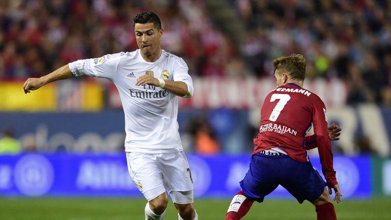 Real Madrid forward Cristiano Ronaldo (L) vies with Atletico Madrid forward Antoine Griezmann