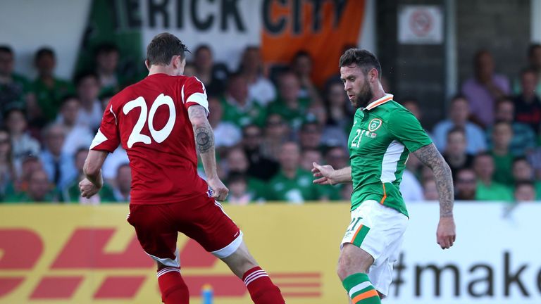 Republic of Ireland's Daryl Murphy (right) and Belarus' Mikhail Sivakov battle for the ball
