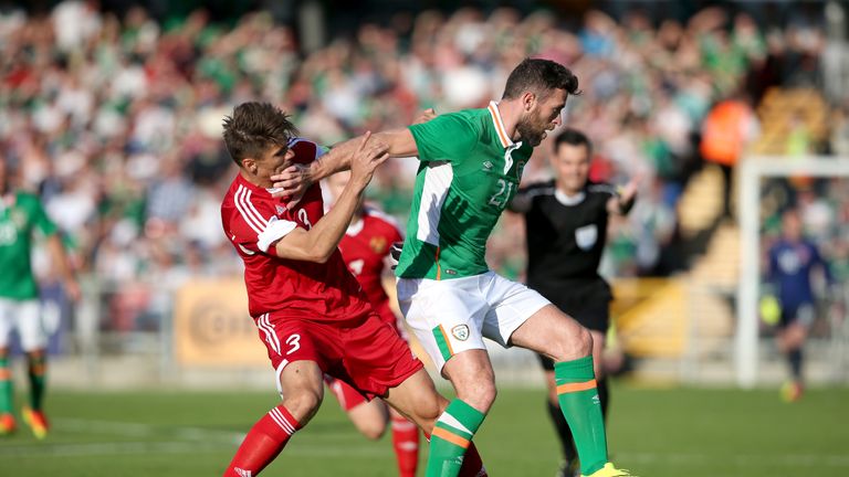 Republic of Ireland's Daryl Murphy (right) and Belarus' Alyaksandr Martynovich battle for the ball during the International Friendly match in Cork
