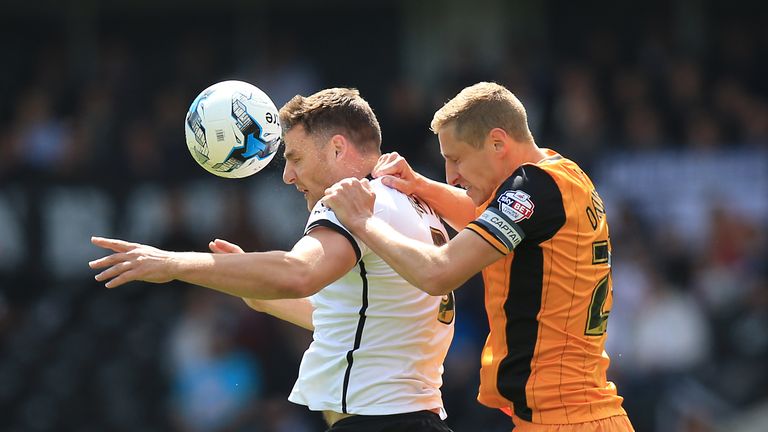 Derby County's Chris Martin (left) and Hull City's Michael Dawson battle for the ball during the Sky Bet Championship play-off semi-final first leg