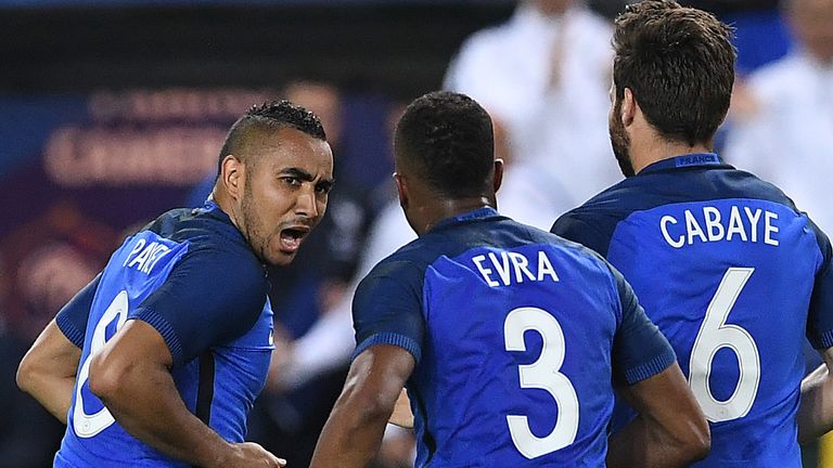 Dmitri Payet (l) celebrates his late winner for France