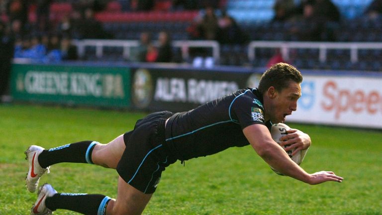 Dorn scores a try for London Broncos