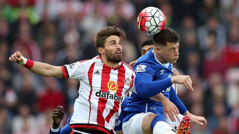 Sunderland's Fabio Borini (L) challenges Everton's Ross Barkley during the Premier League football match between Everton and Sunderland