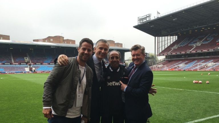 Geoff Shreeves with Jamie Redknapp (L), Alan Smith (2nd L) and Jimmy Frith