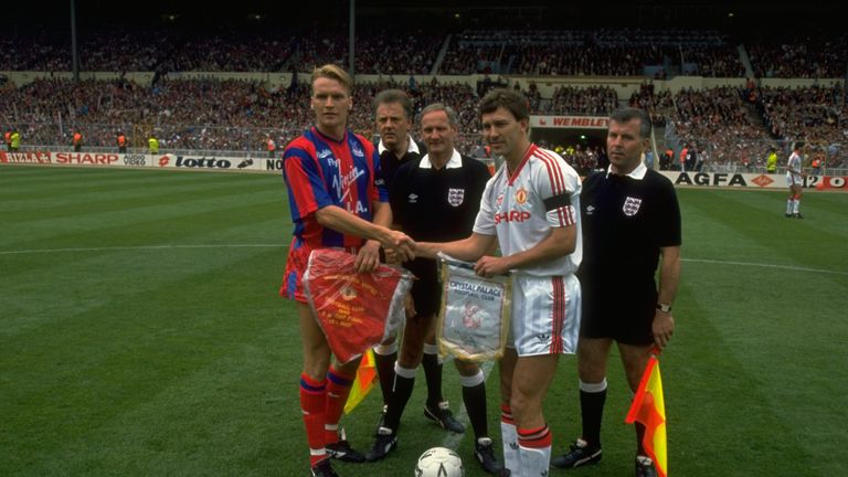 1990:  Team Captains Geoff Thomas (left) of Crystal Palace and Bryan Robson of Manchester United swap club pennants before the FA Cup final at Wembley Stad