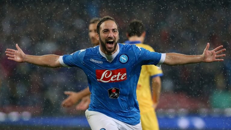 Il Napoli chiude il campionato al secondo posto. Higuain "signore del gol" in A con 36 reti: superato Nordahl (Foto Getty)