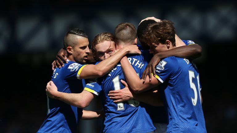 James McCarthy (C) of Everton celebrates scoring his team's first goal with his team mates 