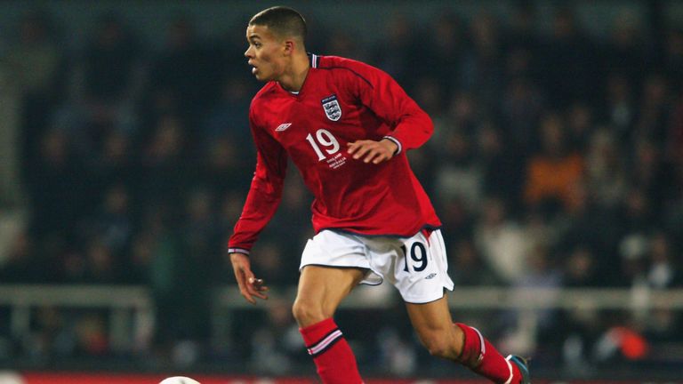 Jermaine Jenas of England runs with the ball during the International Friendly match between England and Australia held on February 12, 2003 at Upton Park