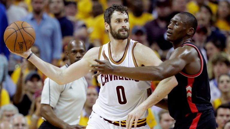 Kevin Love protagonista del successo dei Cavs contro i Raptors nella Gara-5 delle finali Playoff ad Est (Foto Getty)