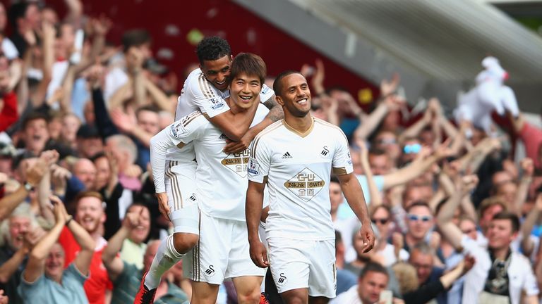 LONDON, ENGLAND - MAY 07:  Ki Sung-Yueng of Swansea City celebrates with his team-mates after scoring the third 