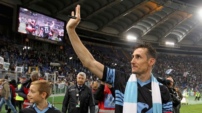 Miro Klose saluta l'Olimpico dopo la sua ultima partita con la Lazio (Getty)