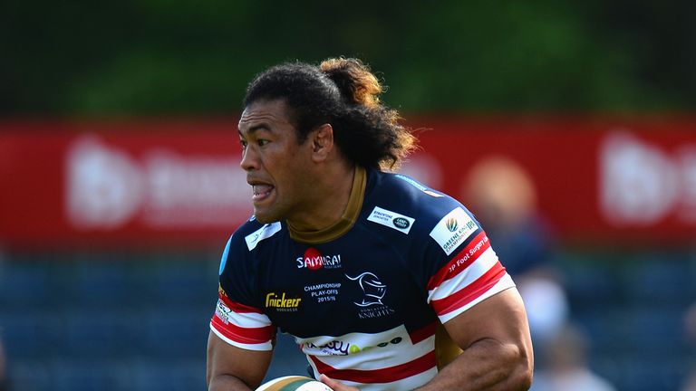  Latu Makaafi on the charge for  Doncaster Knights 
