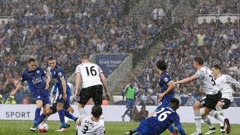 Leicester City's Welsh midfielder Andy King (L) shoots and scores during the English Premier League football match between Leicester City and Everton at Ki