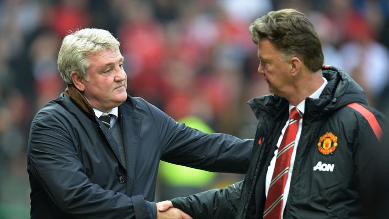 Manchester United's Dutch manager Louis van Gaal (R) shakes hands with Hull City's English manager Steve Bruce before the English Premier League football 