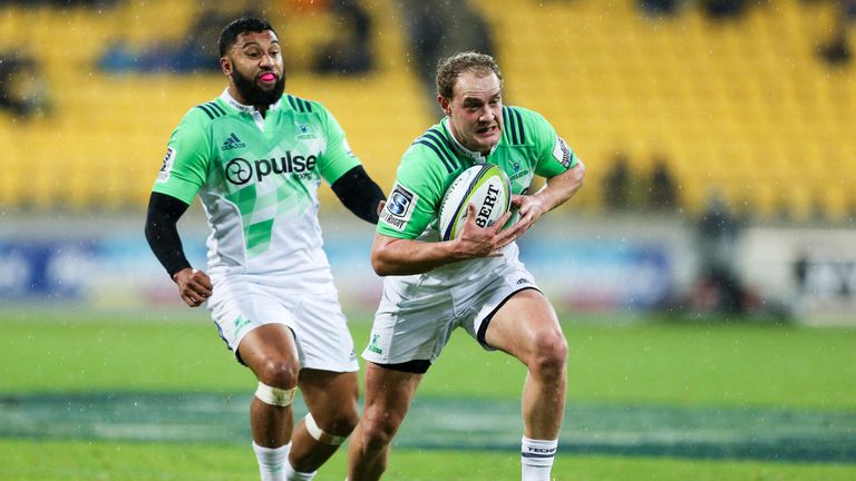 WELLINGTON, NEW ZEALAND - MAY 27:  Matt Faddes of the Highlanders makes a break with support from Lima Sopoaga during the round 14 Super Rugby match betwee