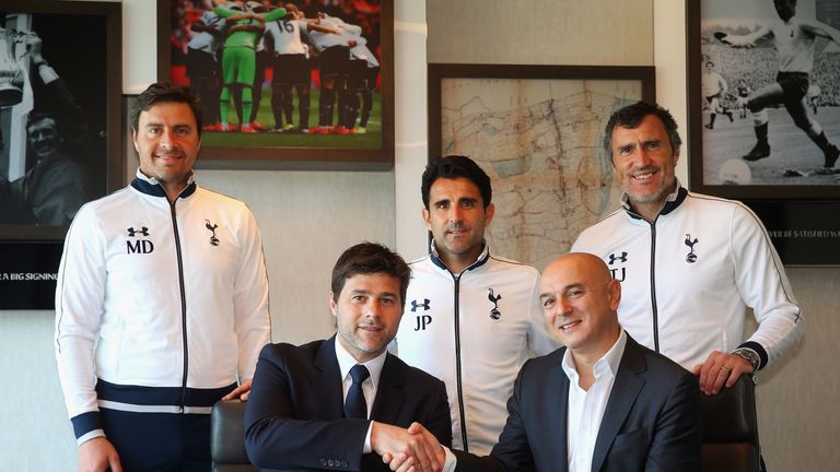 Mauricio Pochettino signs his contract (GETTY PREMIUM)