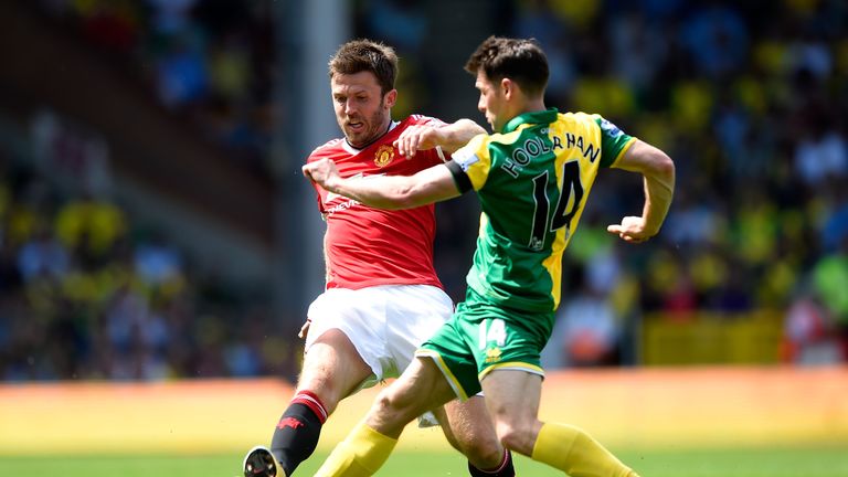 Michael Carrick of Manchester United and Wes Hoolahan of Norwich compete for the ball